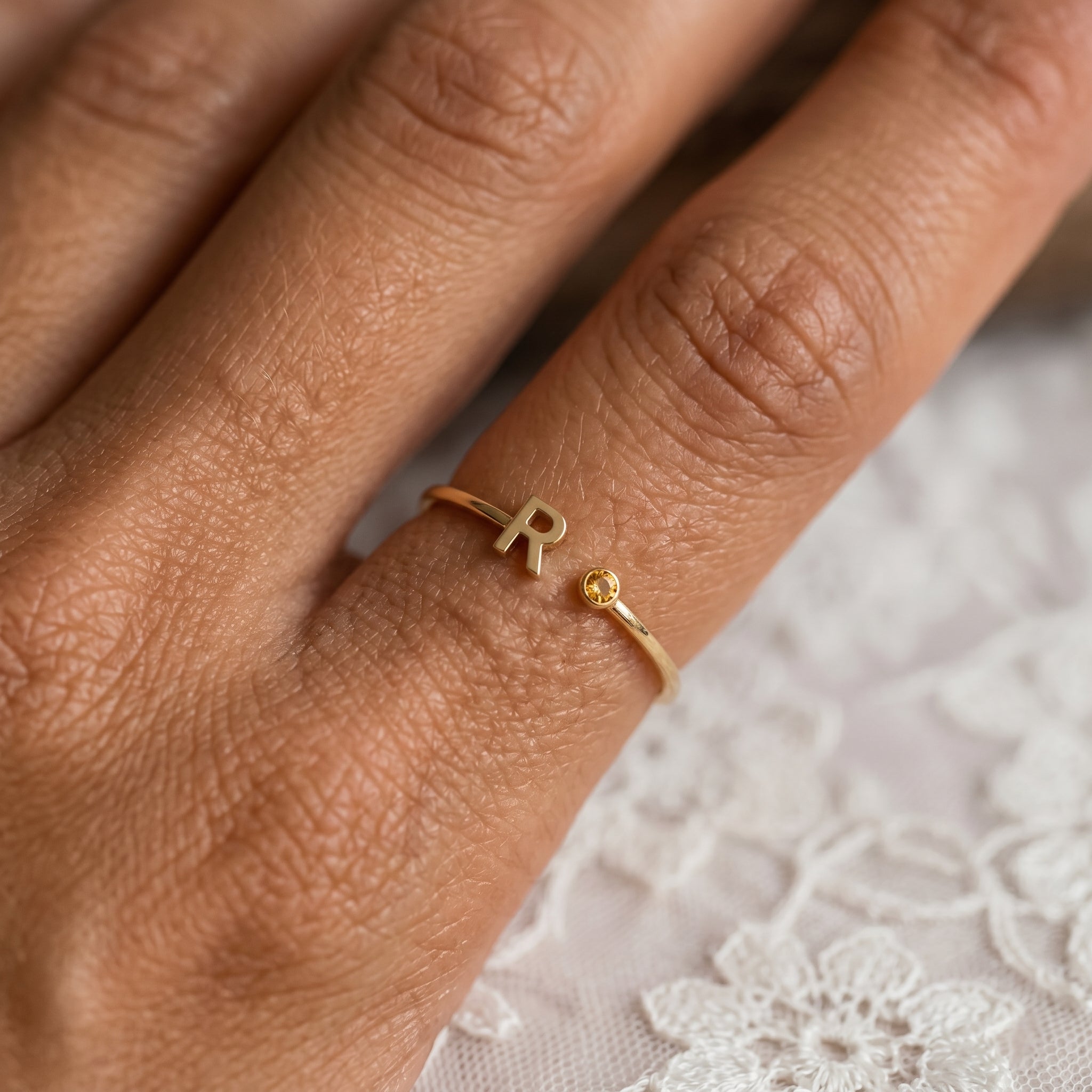 Anillo Ajustable con Piedra de Nacimiento Inicial "Tove"