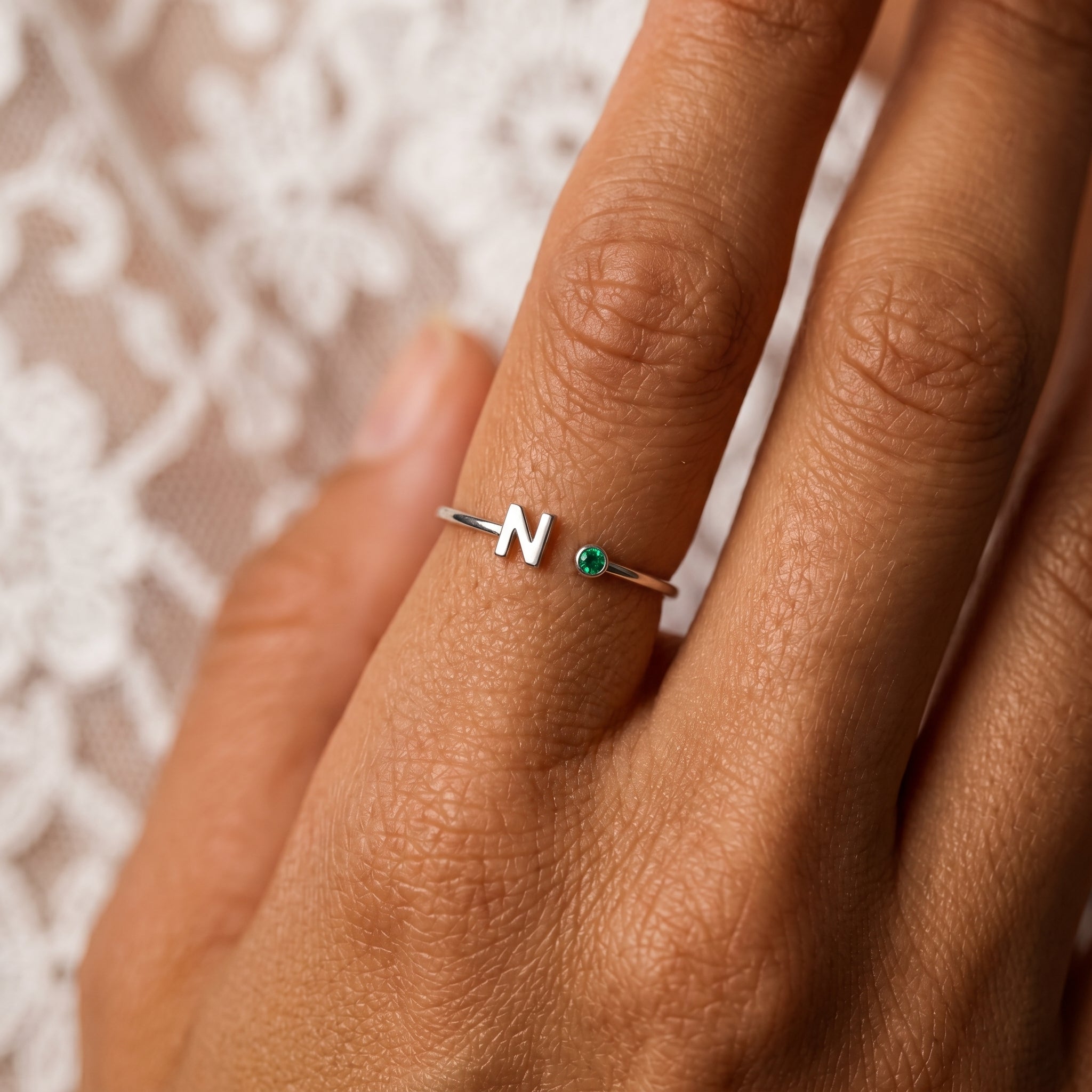 Anillo Ajustable con Piedra de Nacimiento Inicial "Tove"