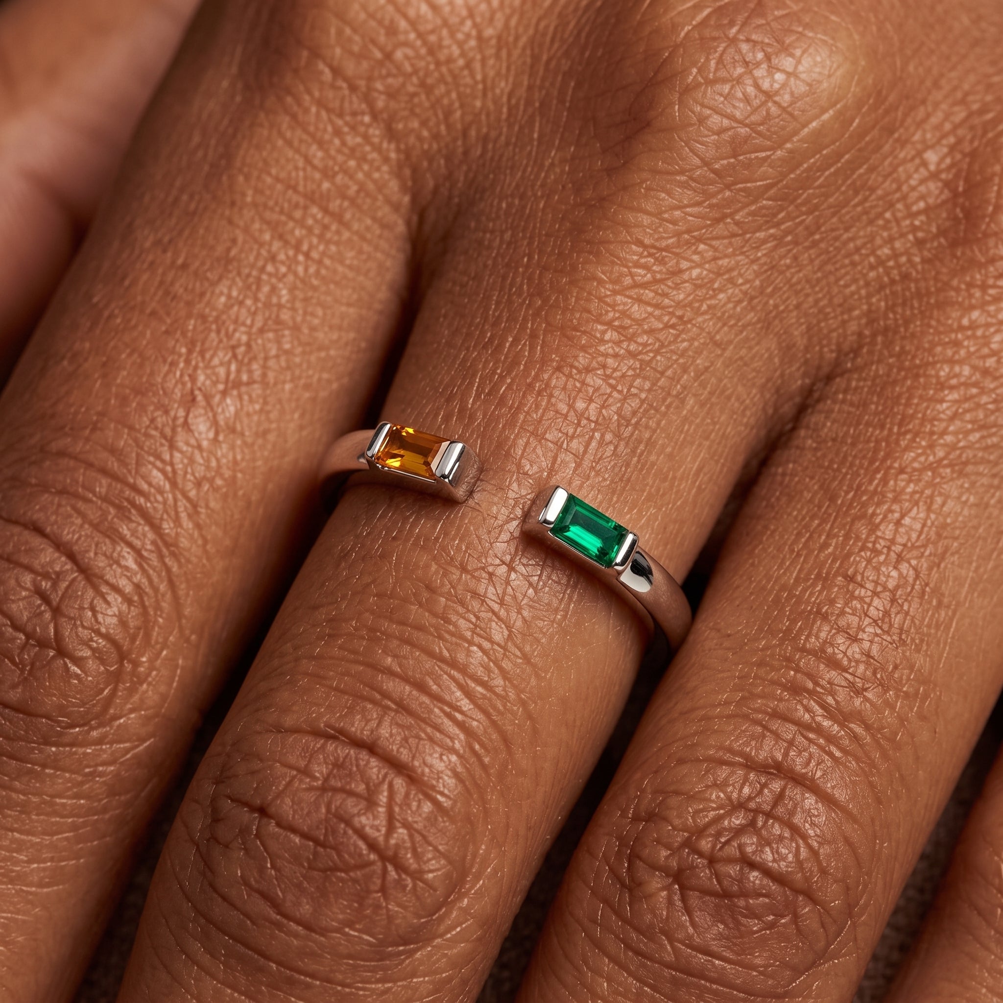 Anillo ajustable con piedra de nacimiento "Ember"