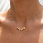 Collar con la inicial de la piedra de nacimiento "Lila"