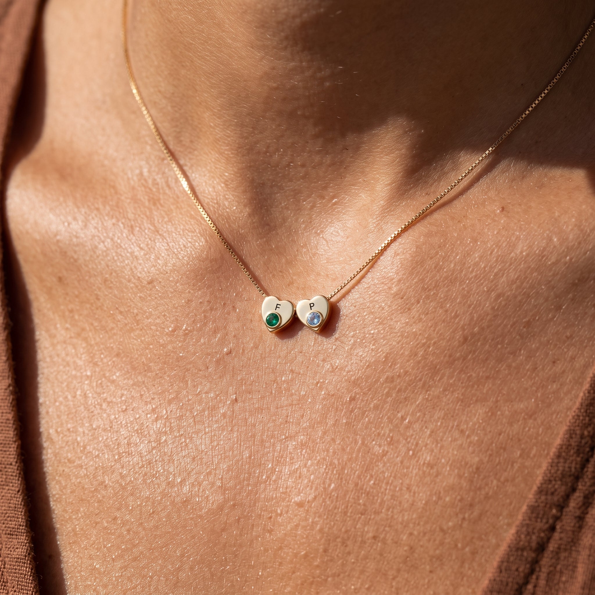 Collar con la inicial de la piedra de nacimiento "Lila"